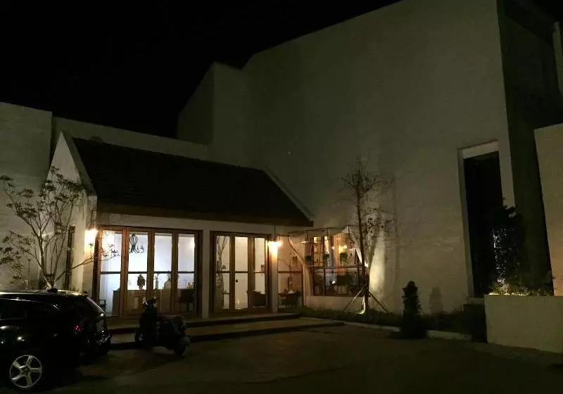 ペンション White Wall Riverfront