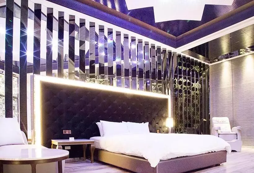 Royal Group Motel Fengshan Branch