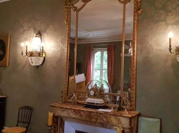 ベッドアンドブレックファースト Le Manoir Du Thouron