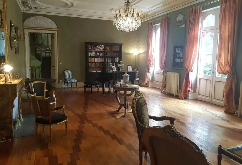 ベッドアンドブレックファースト Le Manoir Du Thouron