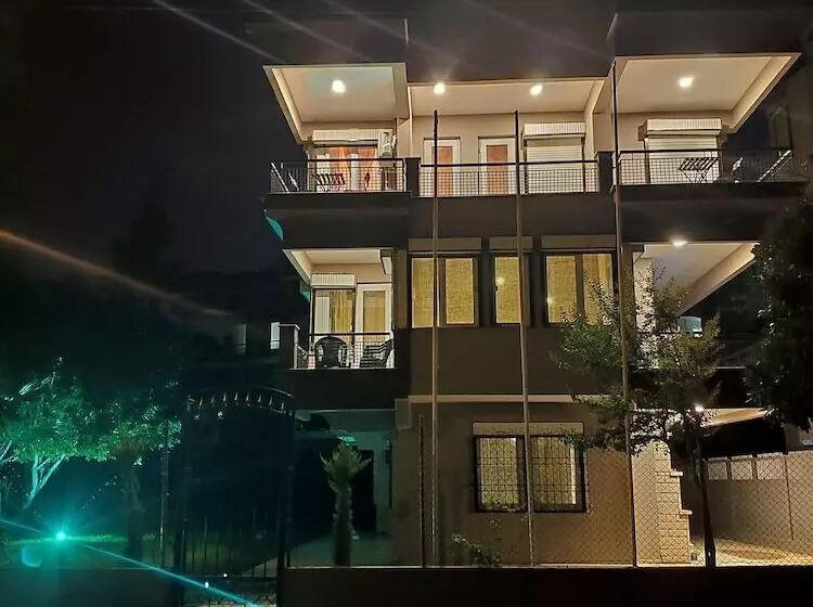 El Mundo Suites