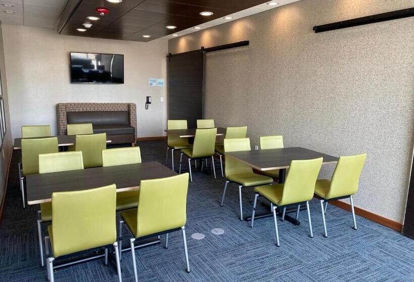 Отель Holiday Inn Express & Suites   Michigan City, An Ihg