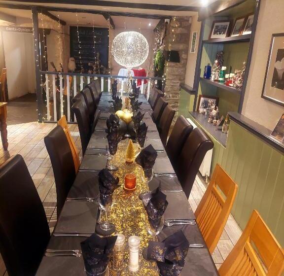 Отель The Black Lion Royal