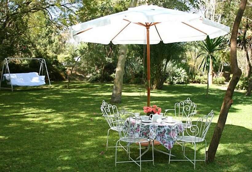 پانسیون Travellers Guest House