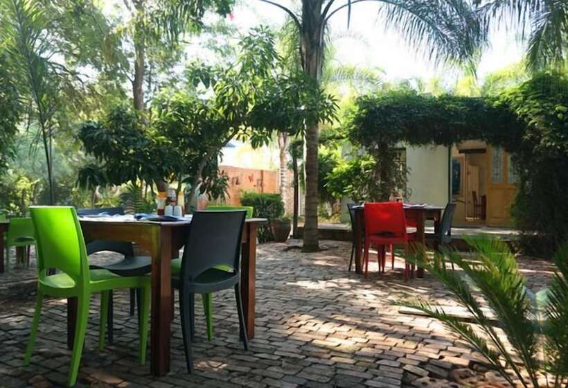 پانسیون Travellers Guest House