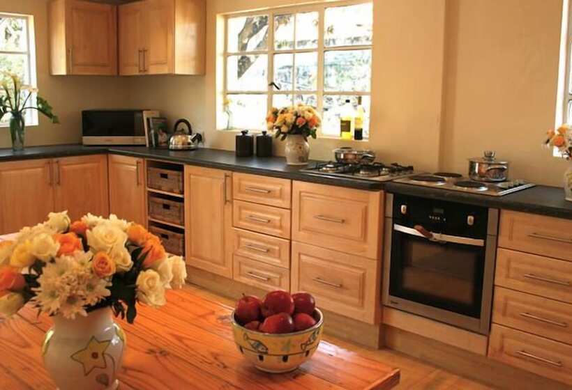 پانسیون Travellers Guest House