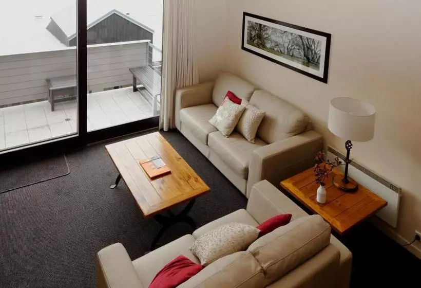 Squatters Run Apartments