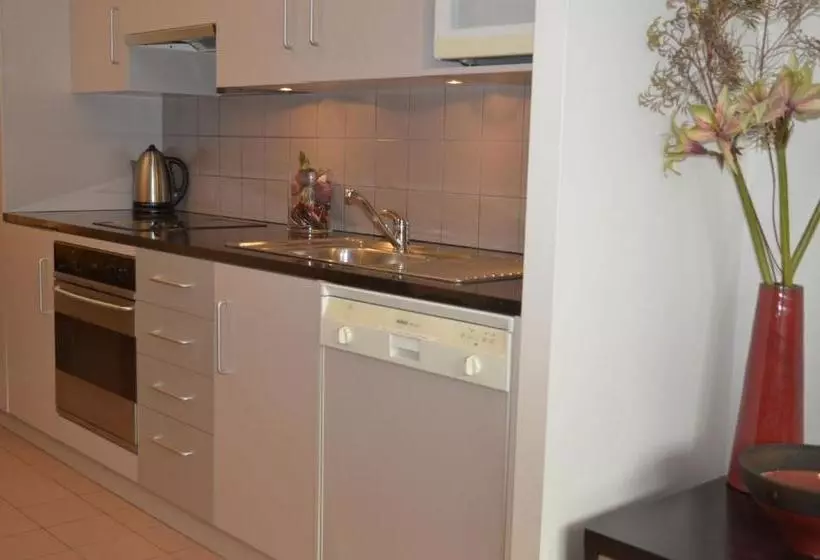 Squatters Run Apartments
