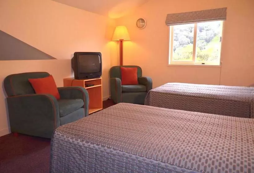 Squatters Run Apartments