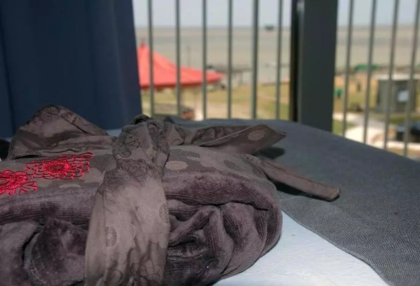 هتل Hôtel Des Amandiers