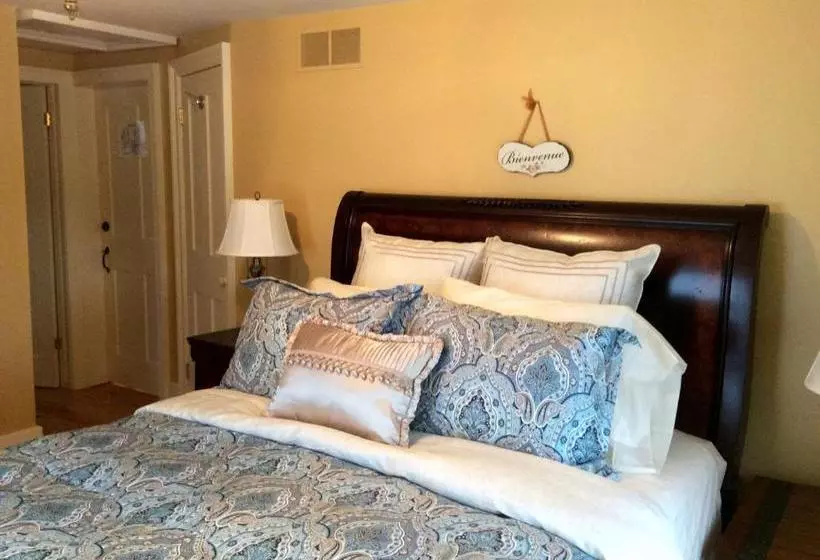 Scarlet Tunic Bed And Breakfast