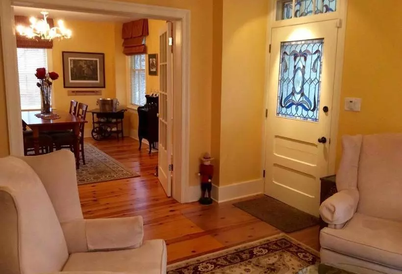 Scarlet Tunic Bed And Breakfast