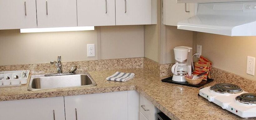 Triple J Hotel & Cabins