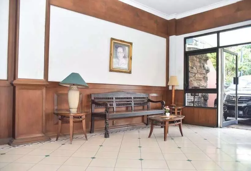 Majatalo Reddoorz Near Kampung Warna Warni