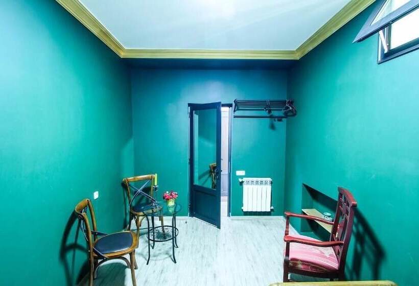 Retro Hostel & Tours