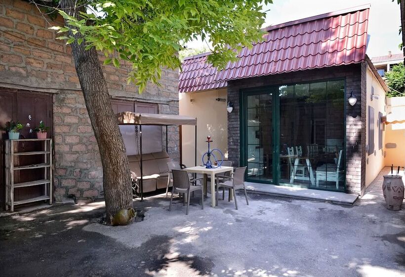 Retro Hostel & Tours