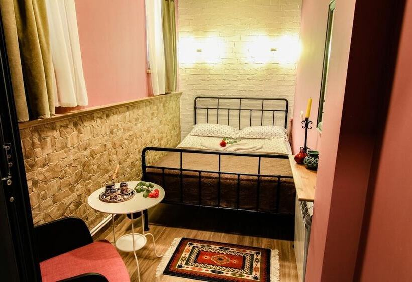 Retro Hostel & Tours