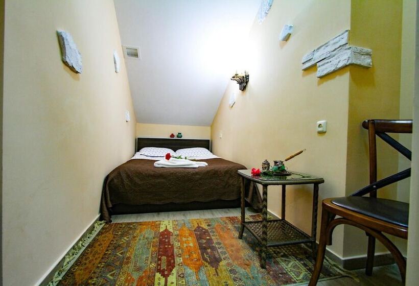 Retro Hostel & Tours