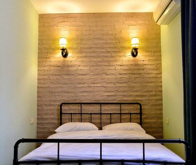 Retro Hostel & Tours