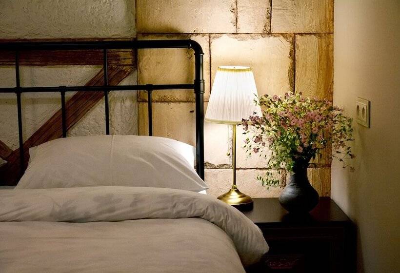 Retro Hostel & Tours