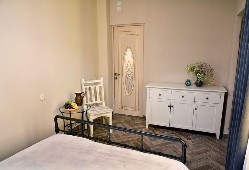 Retro Hostel & Tours