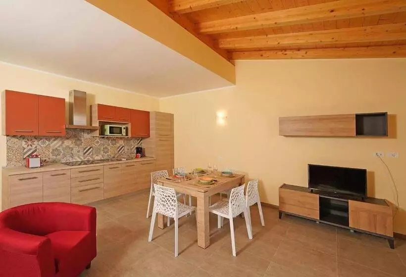 Hostelli Residence Dany Appartamenti Con Cucina Vista Lago Piscina E Parcheggio