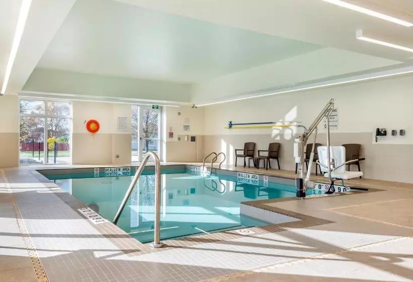 Hotelli Comfort Inn & Suites