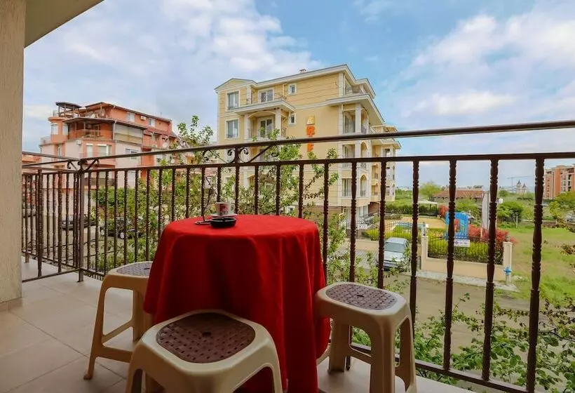 ペンション Family Triple Room In Dafinka Guest House