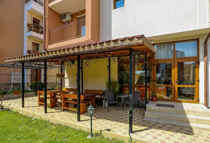 ペンション Family Triple Room In Dafinka Guest House