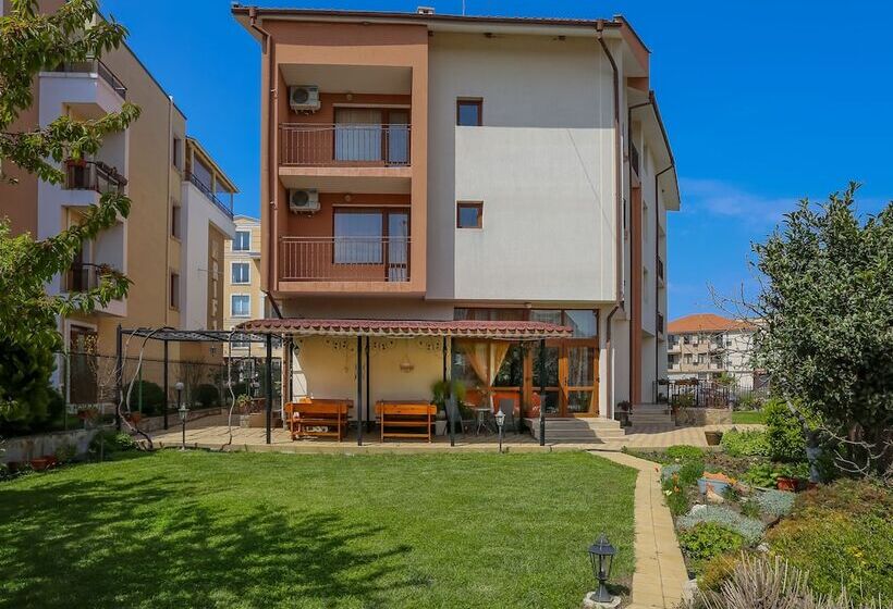 פנסיון Family Triple Room In Dafinka Guest House