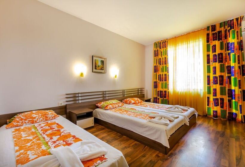 פנסיון Family Triple Room In Dafinka Guest House