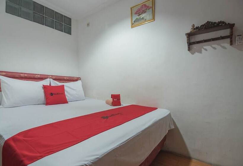 پانسیون Reddoorz Near Margahayu Raya