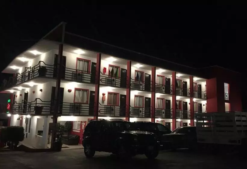 ホテル Descanso Inn