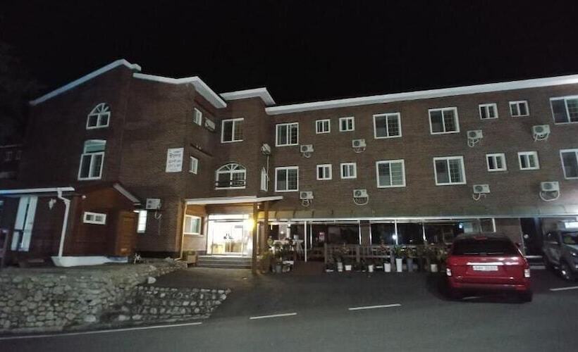 הוסטל The Red House