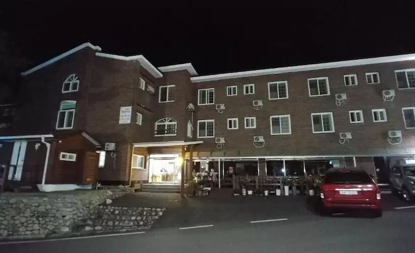 هاستل The Red House
