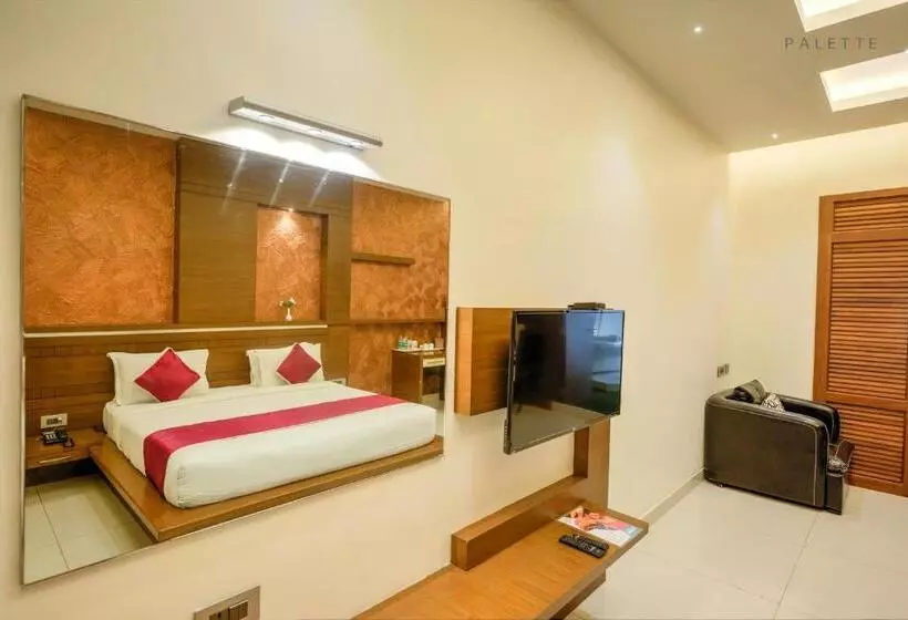 Hotelli Pioneer Grand Palace