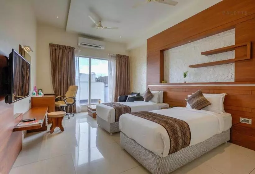 Hotelli Pioneer Grand Palace