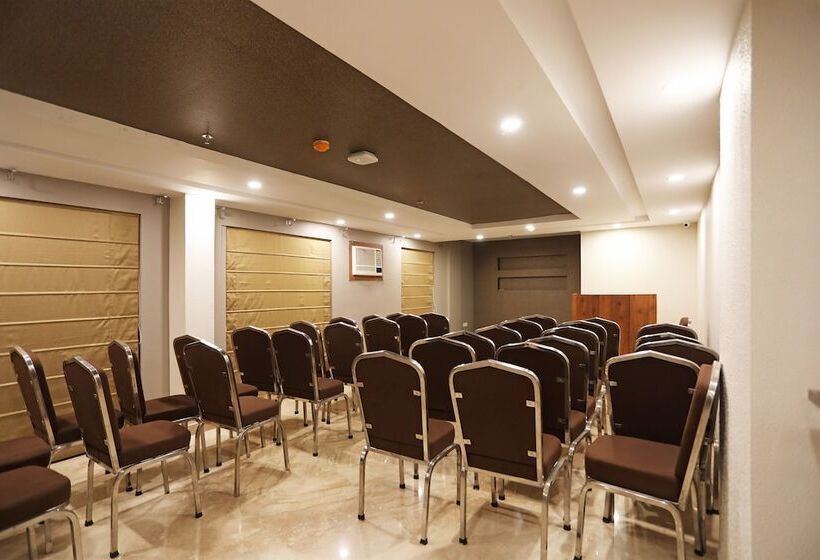 هتل Pikus Inn By Oyo Rooms