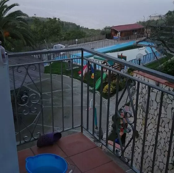 Maaseutuhotelli Agriturismo Castanito