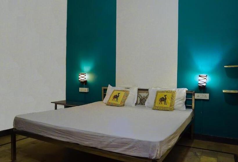 Vandrarhem Hide In Pushkar