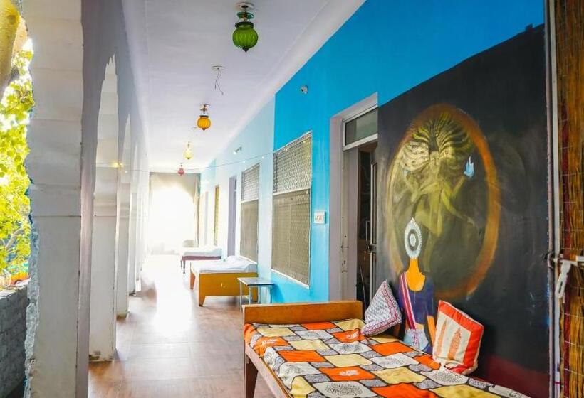 Vandrarhem Hide In Pushkar