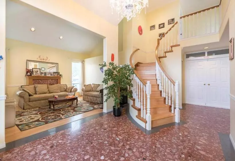 تختخواب و صبحانه Charming Family