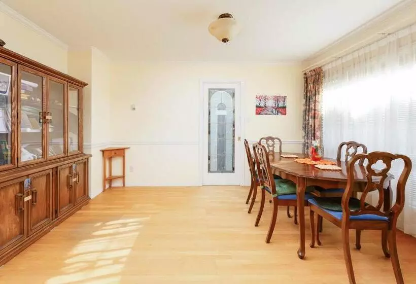 تختخواب و صبحانه Charming Family