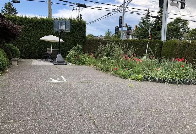 تختخواب و صبحانه Charming Family