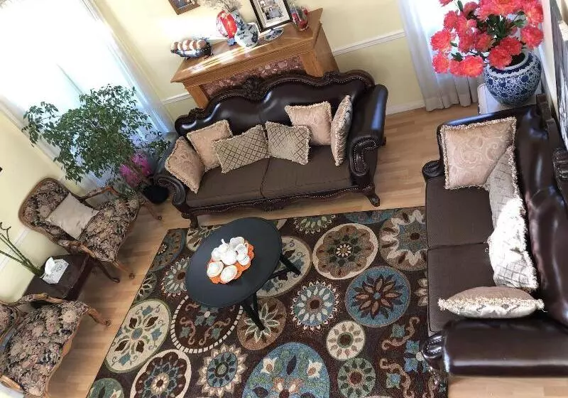 تختخواب و صبحانه Charming Family