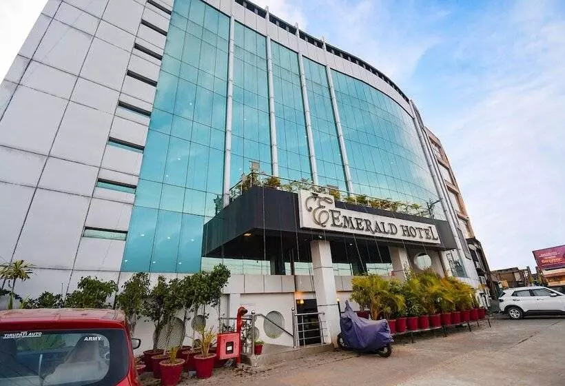 Fabhotel Emerald