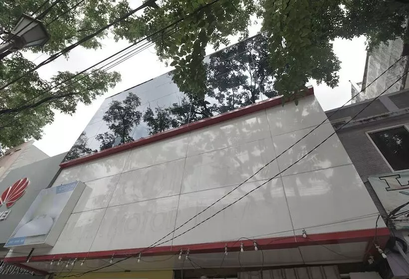 ホテル Reddoorz Plus @ Catania Lrt Cinde Palembang