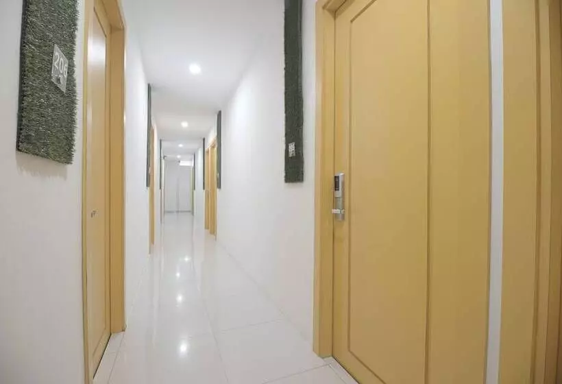 ホテル Reddoorz Plus @ Catania Lrt Cinde Palembang