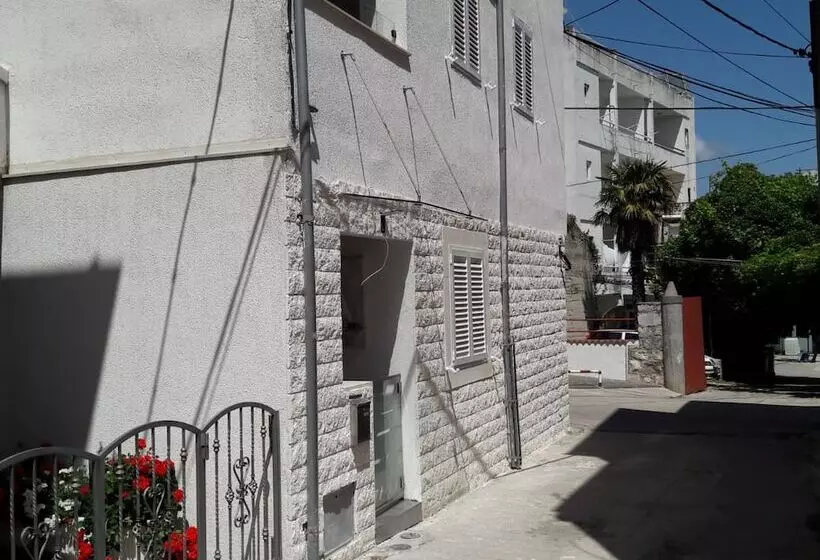 Downtown Park Apartments With Balcony