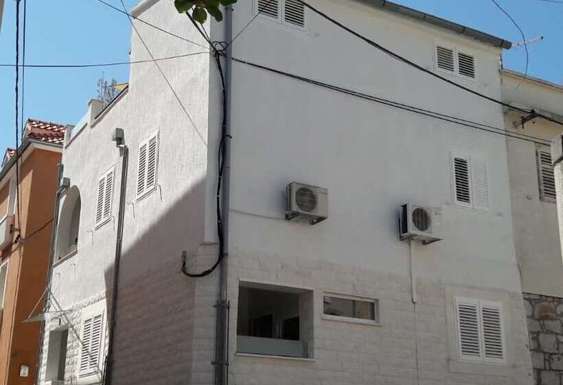 Downtown Park Apartments With Balcony